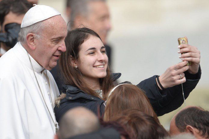 papa-francis-tirando-selfie