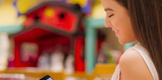 84% dos adultos usam celular ao fazer compras em lojas físicas celular