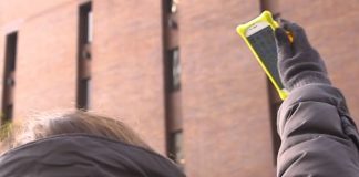 Levantar o braço para o céu melhora a recepção do celular?