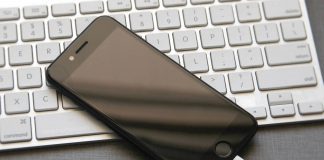 Hacker transforma cabo lightning de smartphones em forma de invasão a computadores