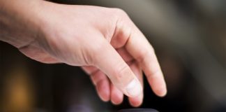 Cientistas criam pulseira inteligente que ajuda a prever crises em autistas