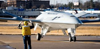 Boeing testa drone que servirá como “posto de gasolina aéreo”