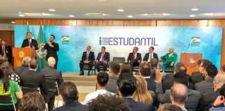 Bolsonaro assina MP que cria a carteira estudantil digital e gratuita