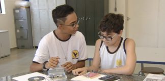 Alunos de escola estadual usam sucata para construir carregador de celular movido a energia solar
