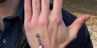 Americano insere chave do Tesla Model 3 em sua mão