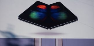 Samsung revela novo celular dobrável em anúncio surpresa durante Oscar