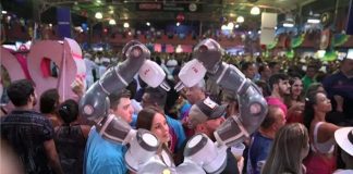 Escola de samba de São Paulo aposta em tecnologia com mundo virtual paralelo.