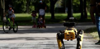 ‘Cão robô’ reforça medidas de distanciamento social em parque de Cingapura
