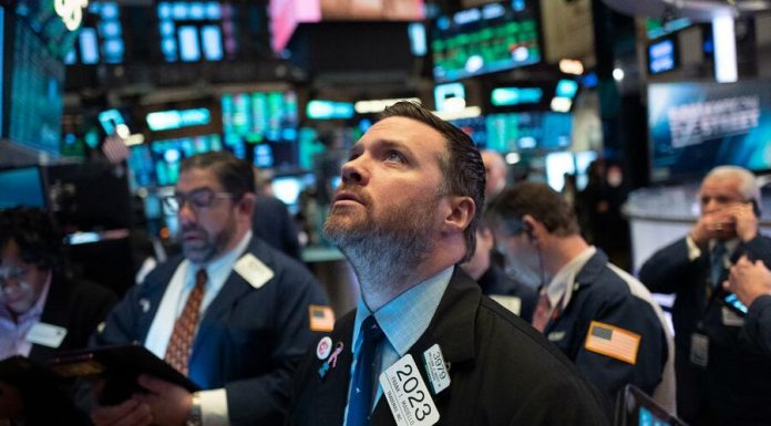 Wall Street tem forte queda com vendas de ações de tecnologia