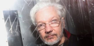 Julian Assange: Extradição para os EUA bloqueada por juiz do Reino Unido