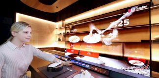 LG faz demonstração com sua tela OLED transparente em sushi bar e janela de metrô