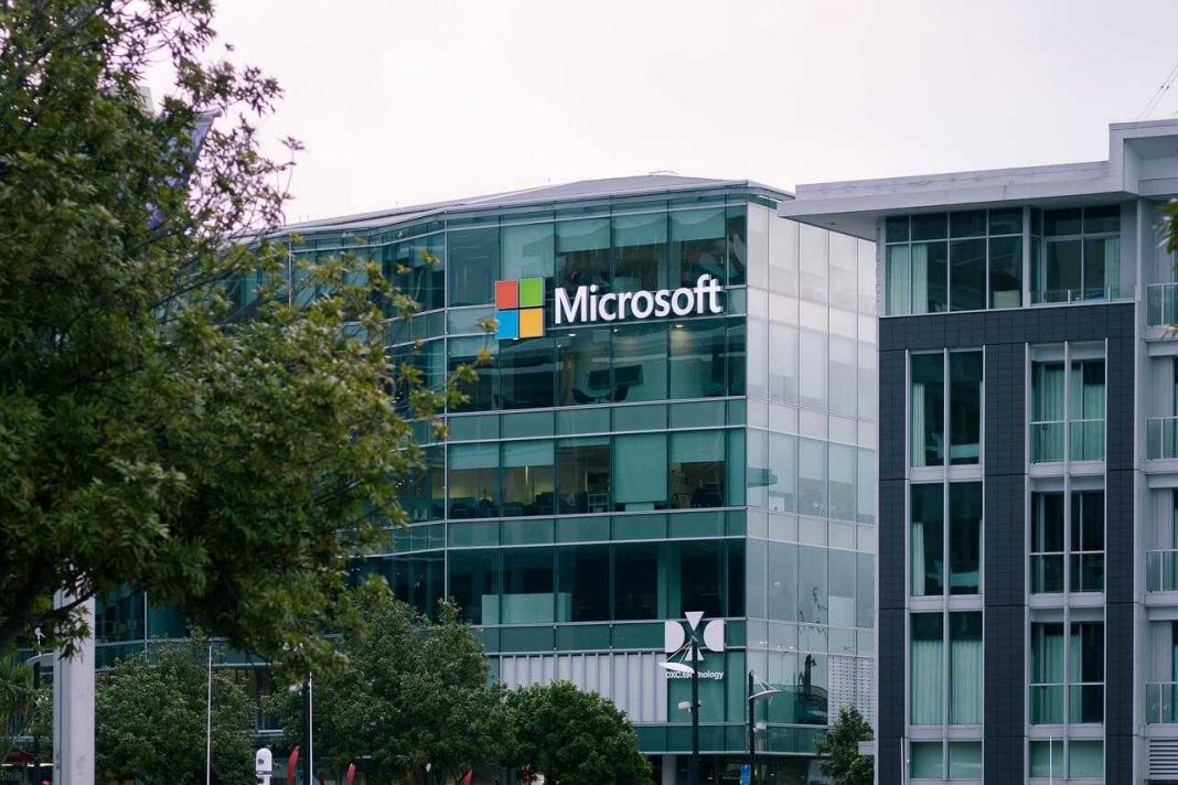 Microsoft lucra mais de US$ 16 bilhões no 4º tri fiscal e supera expectativas, mas ações caem no after-market