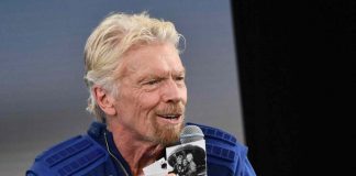 O bilionário Branson voa para o espaço a bordo de um vôo da Virgin Galactic