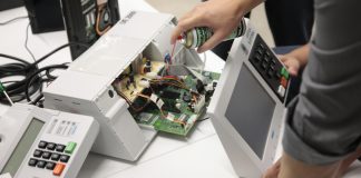 TSE abre urna eletrônica em escola do DF e reforça o combate à desinformação