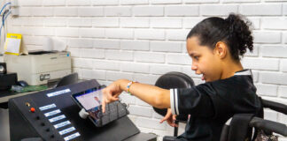 Caixa robótica dá voz a estudante com paralisia cerebral