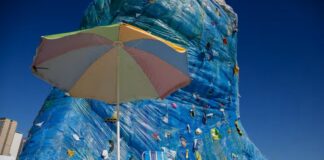 Tsunami de plástico alerta sobre poluição em Brasília