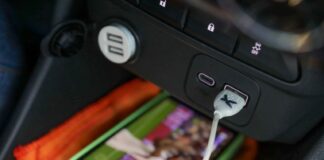 Bombeiros dão dicas para carregar celular no carro de forma segura