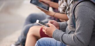 Pesquisa aponta que 86% dos brasileiros apoiam restrições ao uso de celulares nas escolas