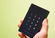 Light Phone III é alternativa minimalista contra os excessos do celular moderno