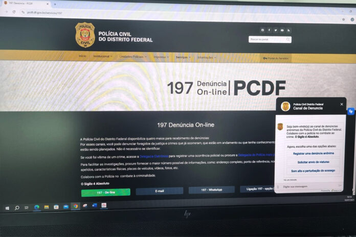 tela de atendimento da população. Do lado direito abre o ChatBot e o assistente virtual inteligente inicia a interação.