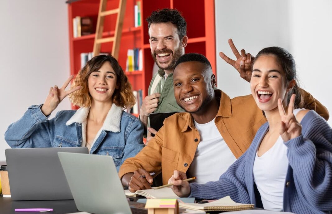 amigos-durante-sessao-de-estudo-aprendendo-e-mostrando-o-sinal-de-paz-2-1-1280x824