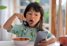 Qual é a melhor idade para dar o primeiro celular para o seu filho? Estudos respondem