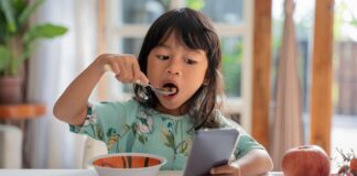 Qual é a melhor idade para dar o primeiro celular para o seu filho? Estudos respondem