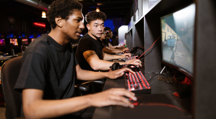 Projeto Code promove inclusão digital e formação tecnológica para jovens