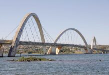 Tecnologia e eficiência: drones com jatos de água atuam na limpeza da Ponte JK