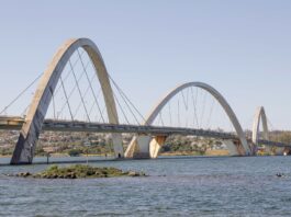 Tecnologia e eficiência: drones com jatos de água atuam na limpeza da Ponte JK