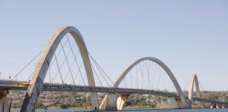 Tecnologia e eficiência: drones com jatos de água atuam na limpeza da Ponte JK