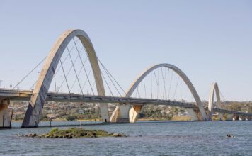 Tecnologia e eficiência: drones com jatos de água atuam na limpeza da Ponte JK