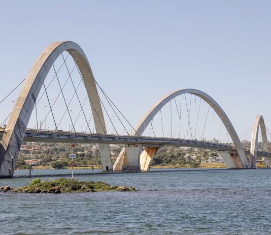 Tecnologia e eficiência: drones com jatos de água atuam na limpeza da Ponte JK