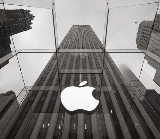 Apple é penalizada por venda de iPhones sem carregador e caso gera nova discussão jurídica