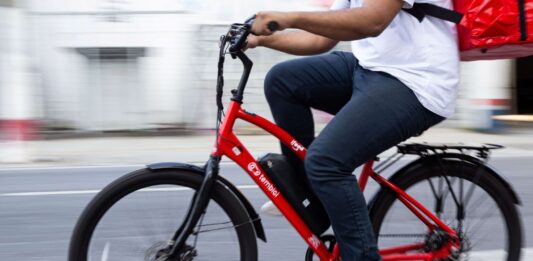 Mobilidade elétrica ganha força em Brasília com chegada de novas bikes para entregadores do iFood