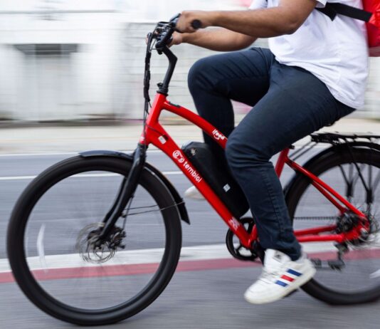 Mobilidade elétrica ganha força em Brasília com chegada de novas bikes para entregadores do iFood