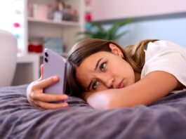 Estudos apontam que a exposição constante a padrões irreais nas redes pode afetar a autoestima