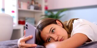 Estudos apontam que a exposição constante a padrões irreais nas redes pode afetar a autoestima