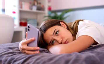 Estudos apontam que a exposição constante a padrões irreais nas redes pode afetar a autoestima