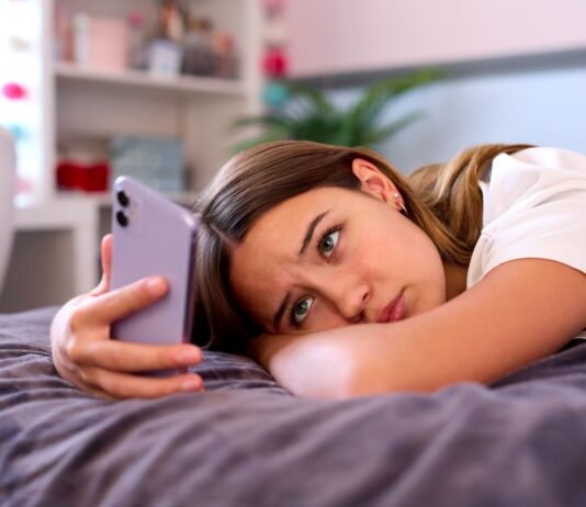 Estudos apontam que a exposição constante a padrões irreais nas redes pode afetar a autoestima