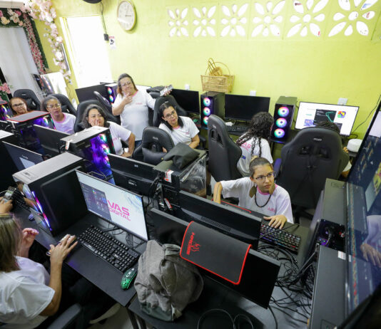 Projeto oferece formação gratuita em marketing digital, gestão de redes sociais e inteligência artificial, no Riacho Fundo II