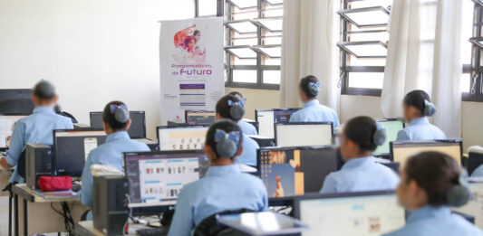 Programa “Programadores de Futuro” leva tecnologia a meninas acolhidas em internato de Santa Maria