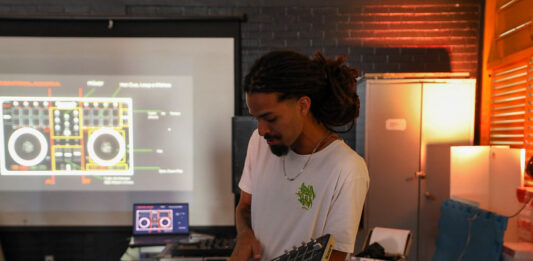 LAB Bibliotecas Renato Russo une música, inteligência artificial e arte em oficinas para jovens de escolas públicas