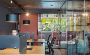 Plano mensal virou luxo? Coworkings apostam em uso por hora e diária
