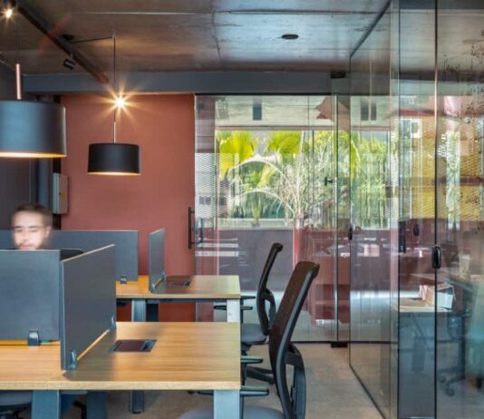 Plano mensal virou luxo? Coworkings apostam em uso por hora e diária