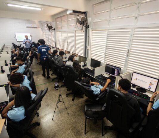 LAB Bibliotecas Renato Russo une música, inteligência artificial e arte em oficinas para jovens de escolas públicas