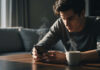 Fadiga digital: 65% dos brasileiros querem usar menos Instagram em 2026 Pessoa com celular virado para baixo representando a fadiga digital e a redução do uso de redes sociais pelos brasileiros