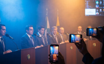 Reação de Moro durante coletiva de Flávio Bolsonaro viraliza no X e mostra como redes sociais reescrevem a cobertura política Reação de Moro em coletiva de Flávio Bolsonaro viraliza no X